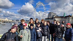 Das Foto zeigt die Schüler auf der Westminster Bridge; im Hintergrund ist das London Eye zu sehen.