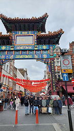 Das Foto zeigt die Schüler in der Londoner Chinatown.