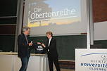Das Foto zeigt Jasper Fertig bei der Entgegennahme des Dr. Hans Riegel-Preises.