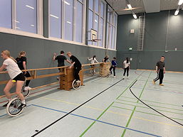 Das Foto zeigt die Teilnehmenden der Einradfortbildung bei praktischen Übungen (Januar 2025).