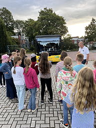 Das Foto zeigt die Schülerinnen und Schüler bei einer Übung zum Einsteigen in einen Schulbus.