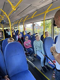 Das Foto zeigt die Schülerinnen und Schüler bei einer Übung zum Einsteigen in einen Schulbus.