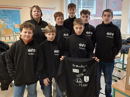 Das Foto zeigt sechs Teilnehmende am Bromley-Austausch und die begleitende Lehrkraft mit ihren neuen Pullovern.