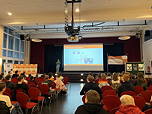 Das Foto zeigt eine Schülerin bei ihrer Präsentation in der TGG-Aula (Februar 2025).
