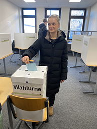 Das Foto zeigt eine Schülerin bei der Stimmabgabe (Februar 2025)