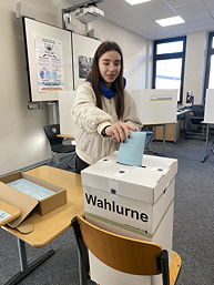 Das Foto zeigt eine Schülerin bei der Stimmabgabe (Februar 2025)