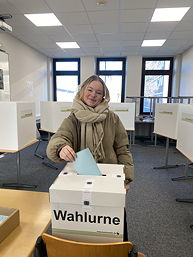 Das Foto zeigt eine Schülerin bei der Stimmabgabe (Februar 2025)