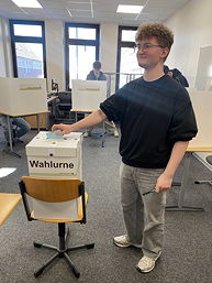 Das Foto zeigt einen Schüler bei der Stimmabgabe (Februar 2025)
