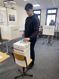 Das Foto zeigt einen Schüler bei der Stimmabgabe (Februar 2025)