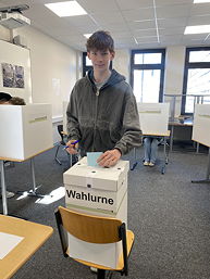 Das Foto zeigt einen Schüler bei der Stimmabgabe (Februar 2025)