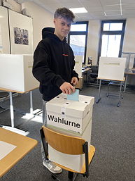 Das Foto zeigt einen Schüler bei der Stimmabgabe (Februar 2025)