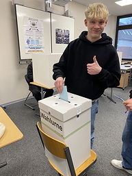Das Foto zeigt einen Schüler bei der Stimmabgabe (Februar 2025)