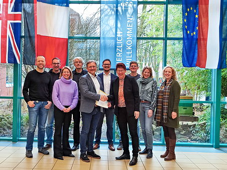 Das Foto zeigt die Dezernentin und den neuen Schulleiter im Foyer des TGG zusammen mit dem Personalrat und der erweiterten Schulleitung (Januar 2025).