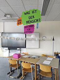 Das Foto zeigt die Präsentation des Fachs Philosopnie am Infonachmittag am 04.03.2025.