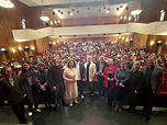 Das Foto zeigt die Teilnehmenden an der Podiumsdiskussion vor den Schülerinnen und Schülern in der Blinke.