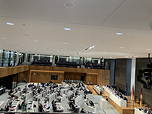 Das Foto bietet einen Blick in den Plenarsaal.