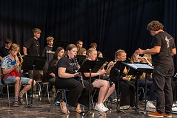 Das Foto zeigt die Bläserklassen 8bm und 9bm am 31.08.2024 in der TGG-Aula.