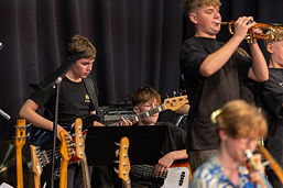Das Foto zeigt die Bläserklassen 8bm und 9bm am 31.08.2024 in der TGG-Aula.