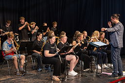 Das Foto zeigt die Bläserklassen 8bm und 9bm am 31.08.2024 in der TGG-Aula.