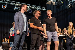 Das Foto zeigt die Bläserklassen 8bm und 9bm am 31.08.2024 in der TGG-Aula.