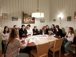 Das Foto zeigt die Schüler in einem nachgebauten Haus für die Familien der Widerstandskämpfer.