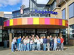 Das Foto zeigt die Teilnehmenden am Austausch vor der Partnerschule in Sneek.