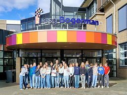 Das Foto zeigt die Teilnehmenden am Austausch vor der Partnerschule in Sneek.