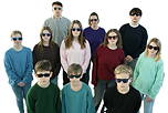 Das Foto zeigt Mitglieder der Schüler-AG mit der neuen Sommerkollektion (März 2025).