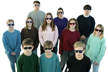 Das Foto zeigt Mitglieder der Schüler-AG mit der neuen Sommerkollektion (März 2025).