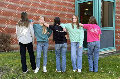 Das Foto zeigt Mitglieder der Schüler-AG mit der neuen Sommerkollektion (März 2025).