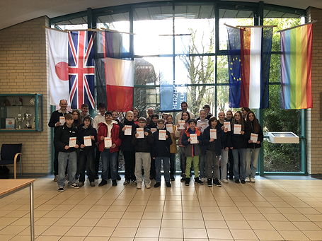 Das Foto zeigt erfolgreiche Teilnehmende an der Sportabzeichenaktion 2024 im Foyer des TGG.