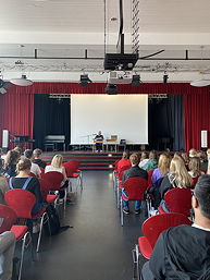 Das Foto zeigt Gabor Lengyel bei seinem Vortrag in der Aula des TGG.