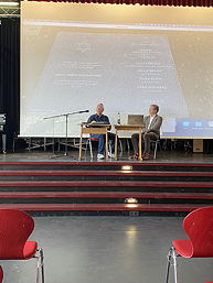 Das Foto zeigt Gabor Lengyel bei seinem Vortrag in der Aula des TGG.