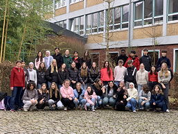 Foto zeigt die an den Führungen beteiligten Schülerinnen und Schüler auf Hof 3 (Februar 2025)