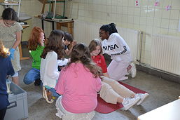 Das Foto zeigt eine Übung in Erster Hilfe für die Schülerinnen und Schüler.