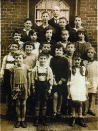 Klassenfoto von 1928 mit dem Lehrer Herrn Ignaz Popper