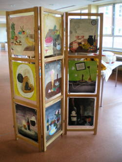 Foto eines Objekts der Ausstellung 'Gedeckte Tische' in der Mensa des TGG