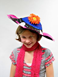 Foto von Arbeiten des 6. Jahrgangs 2011/12 des TGG zum Thema 'Hüte'