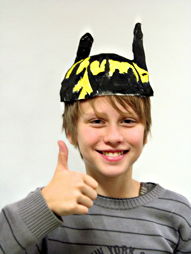 Foto von Arbeiten des 6. Jahrgangs 2011/12 des TGG zum Thema 'Hüte'