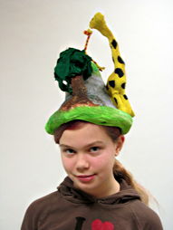 Foto von Arbeiten des 6. Jahrgangs 2011/12 des TGG zum Thema 'Hüte'