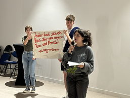 Das Foto zeigt die Schülerinnen und Schüler des TGG vor und innherhalb einer Außenplastik.