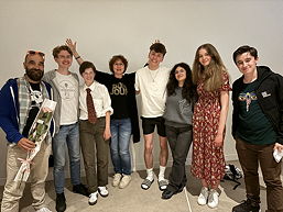 Das Foto zeigt die Schülerinnen und Schüler des TGG vor und innherhalb einer Außenplastik.