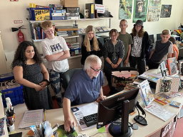 Das Foto zeigt Projektteilnemer/innen mit Herrn Zuudema bei der Einpflegung der Bücher in das Bibliotheksverwaltungssoftware (Juli 2023).