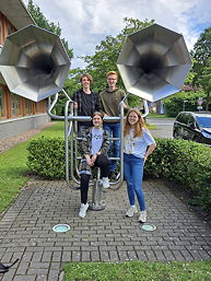 Das Foto zeigt die Schülerinnen und Schüler des TGG vor und innherhalb einer Außenplastik.