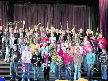 Schüler mit Instrumenten
