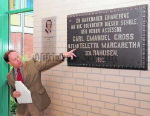 Hermann Visser präsentiert die Gedenktafel