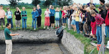 Foto von Dr. Erwin Strahl mit TGG-SchülerInnen