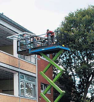 Mit einer Hebebühne werden die neuen Fenster in den dritten Stock des B-Traktes gefahren.