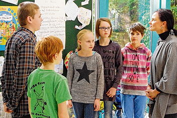 Foto von Gitta Connemann im Gespräch mit Schülerinnen und Schülern des TGG