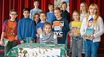 Foto von den Klassensiegern und Zweitplatzierten sowie der Technik-AG